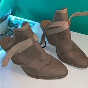 Size 6 NYC cute heeled shoes